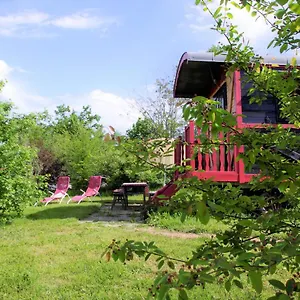les-roulottes-et-cabanes-du-livradois.hotels-rhonealpes.com/
